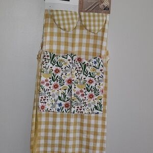 NWT yellow Checkered Kitchen Towel Set with  2 Mitts And Apron. Floral Design